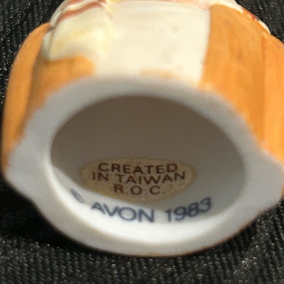Set of 8 - Avon American Fashion Porcelain Thimbles - Picture 12 of 12
